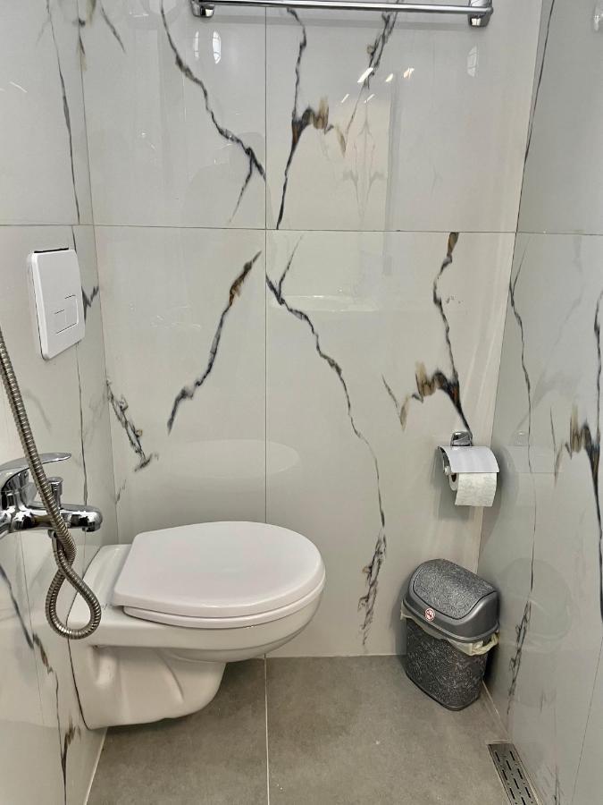 Central Room Private Entry And Bathroom Тирана Екстер'єр фото